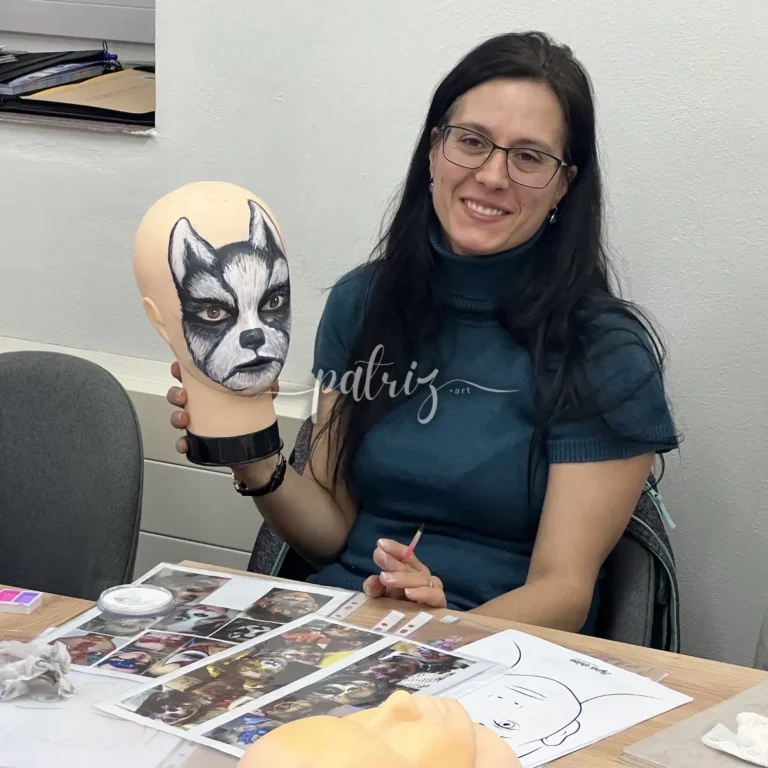 Ukázka z kurzu Malování na obličej pro skupinu účastníků. Workshop Facepainting pod vedením Patriz.