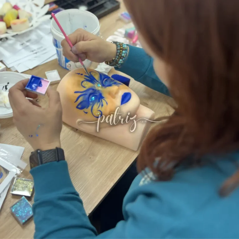 Ukázka z kurzu Malování na obličej pro skupinu účastníků. Workshop Facepainting pod vedením Patriz.