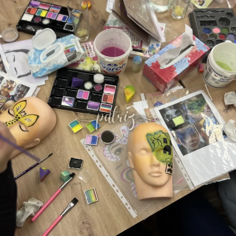 Ukázka z kurzu Malování na obličej pro skupinu účastníků. Workshop Facepainting pod vedením Patriz.