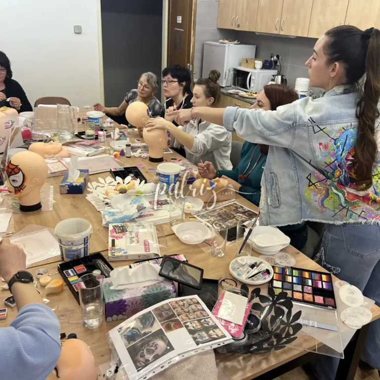 Ukázka z kurzu Malování na obličej pro skupinu účastníků. Workshop Facepainting pod vedením Patriz.