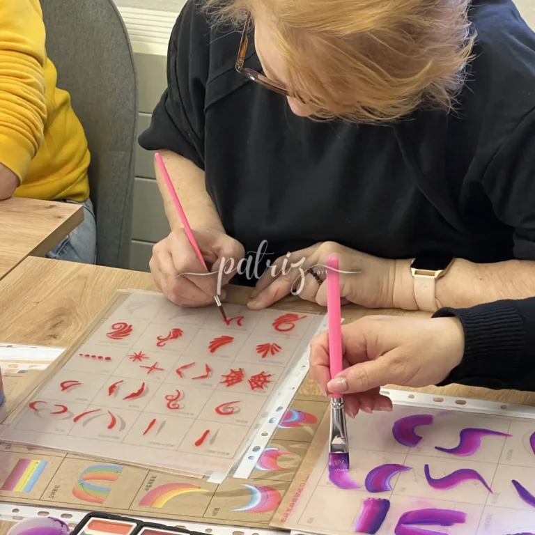 Ukázka z kurzu Malování na obličej pro skupinu účastníků. Workshop Facepainting pod vedením Patriz.