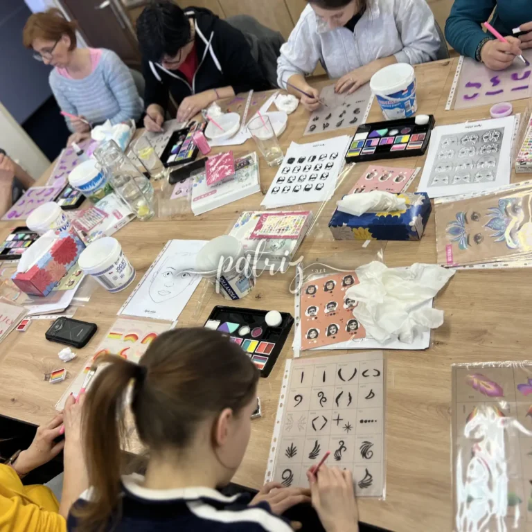 Ukázka z kurzu Malování na obličej pro skupinu účastníků. Workshop Facepainting pod vedením Patriz.