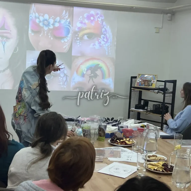 Ukázka z kurzu Malování na obličej pro skupinu účastníků. Workshop Facepainting pod vedením Patriz.