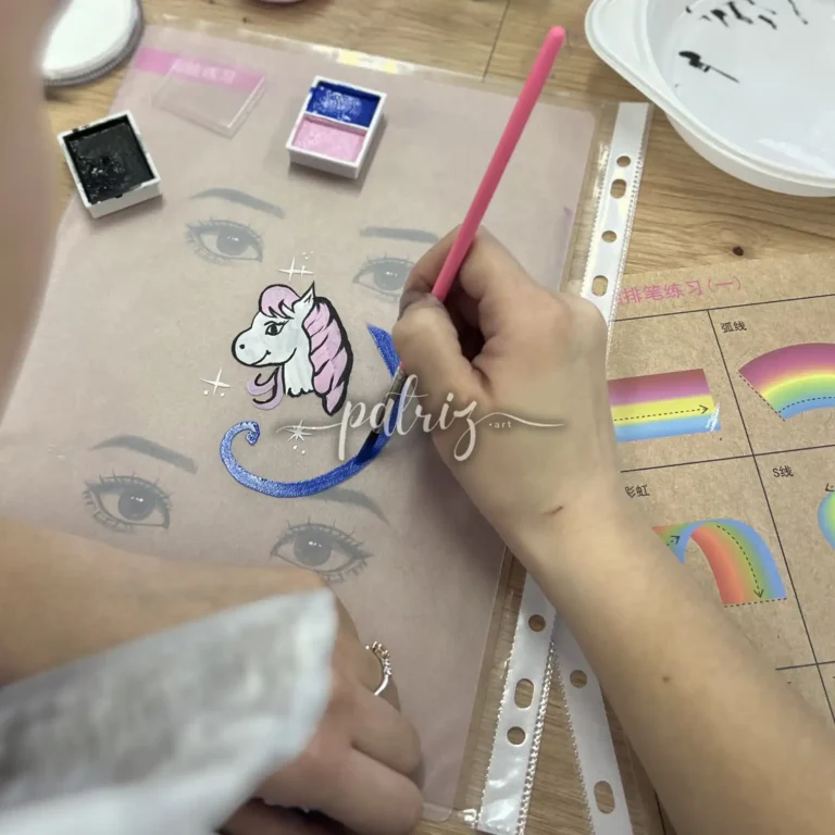 Ukázka z kurzu Malování na obličej pro skupinu účastníků. Workshop Facepainting pod vedením Patriz.