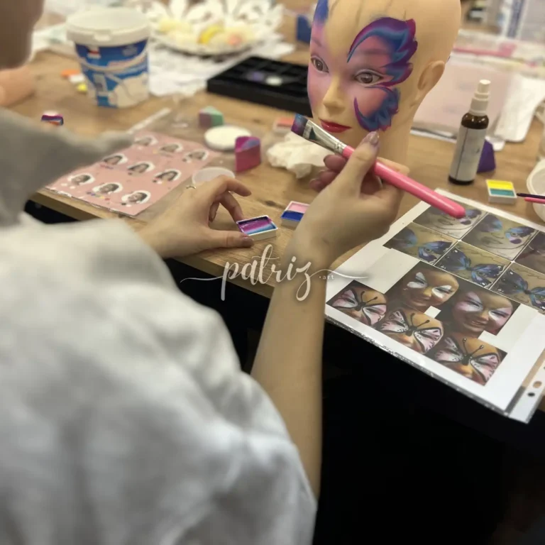 Ukázka z kurzu Malování na obličej pro skupinu účastníků. Workshop Facepainting pod vedením Patriz.