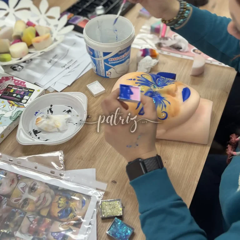 Ukázka z kurzu Malování na obličej pro skupinu účastníků. Workshop Facepainting pod vedením Patriz.
