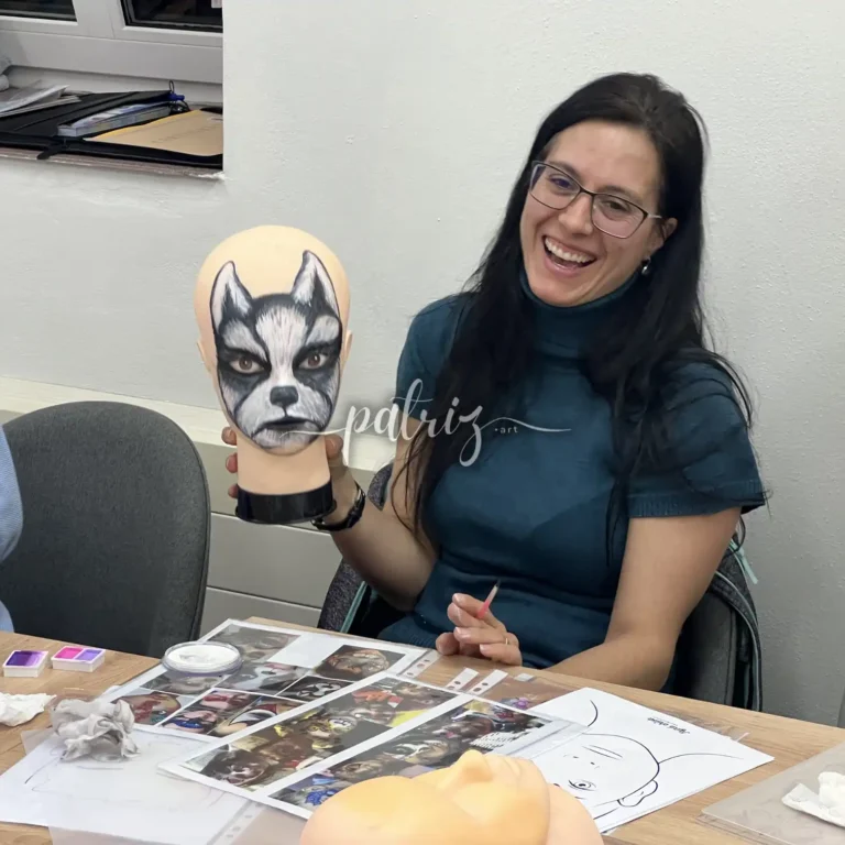 Ukázka z kurzu Malování na obličej pro skupinu účastníků. Workshop Facepainting pod vedením Patriz.