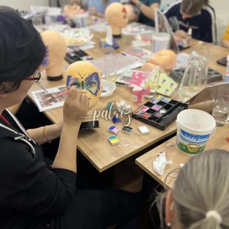 Ukázka z kurzu Malování na obličej pro skupinu účastníků. Workshop Facepainting pod vedením Patriz.