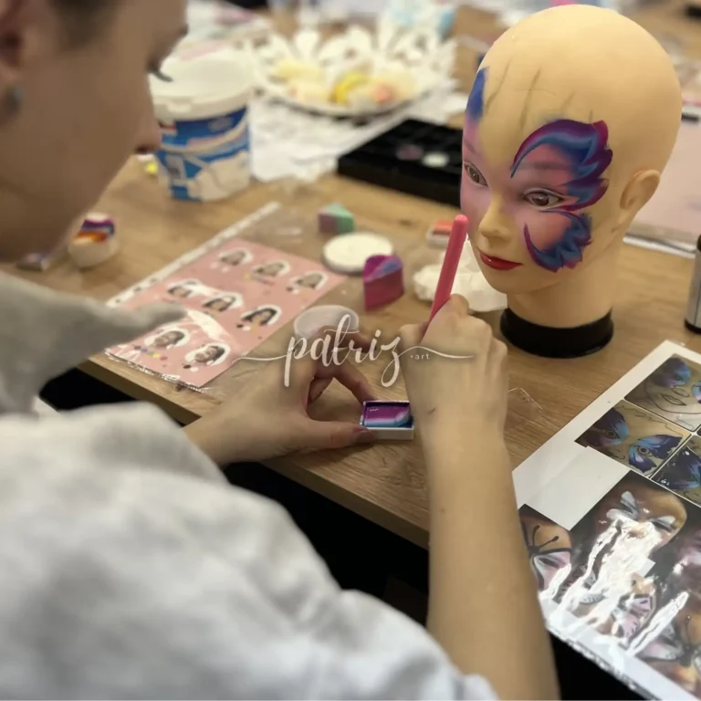 Ukázka z kurzu Malování na obličej pro skupinu účastníků. Workshop Facepainting pod vedením Patriz.