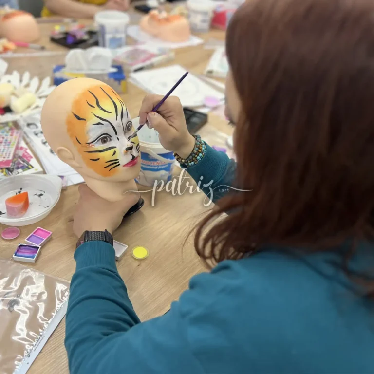 Ukázka z kurzu Malování na obličej pro skupinu účastníků. Workshop Facepainting pod vedením Patriz.
