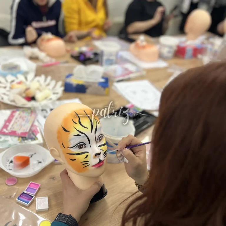 Ukázka z kurzu Malování na obličej pro skupinu účastníků. Workshop Facepainting pod vedením Patriz.