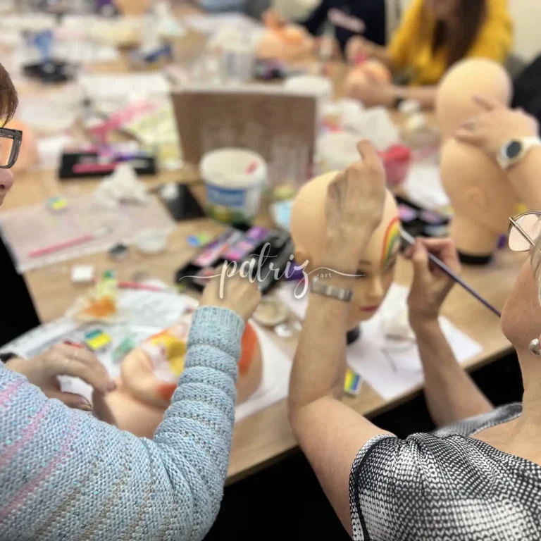 Ukázka z kurzu Malování na obličej pro skupinu účastníků. Workshop Facepainting pod vedením Patriz.
