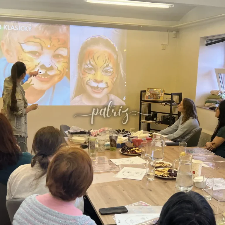 Ukázka z kurzu Malování na obličej pro skupinu účastníků. Workshop Facepainting pod vedením Patriz.