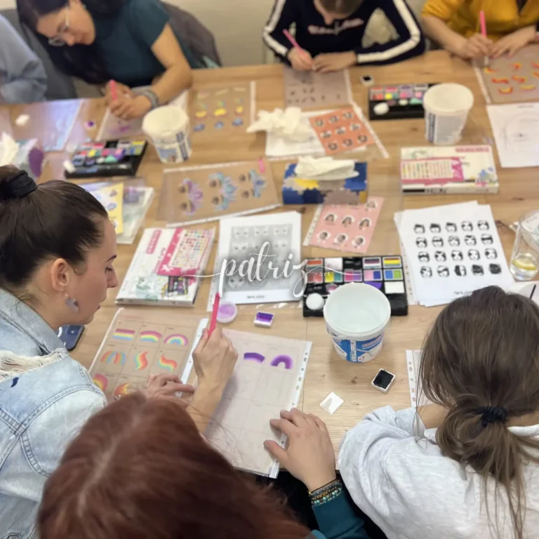 Ukázka z kurzu Malování na obličej pro skupinu účastníků. Workshop Facepainting pod vedením Patriz.