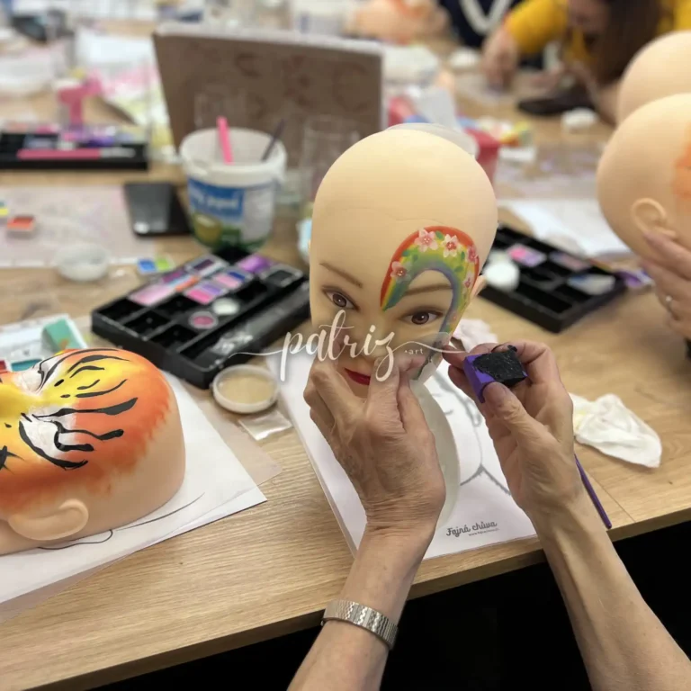 Ukázka z kurzu Malování na obličej pro skupinu účastníků. Workshop Facepainting pod vedením Patriz.