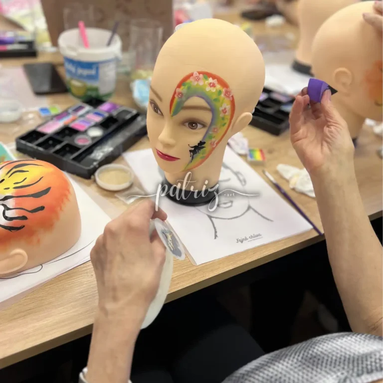 Ukázka z kurzu Malování na obličej pro skupinu účastníků. Workshop Facepainting pod vedením Patriz.