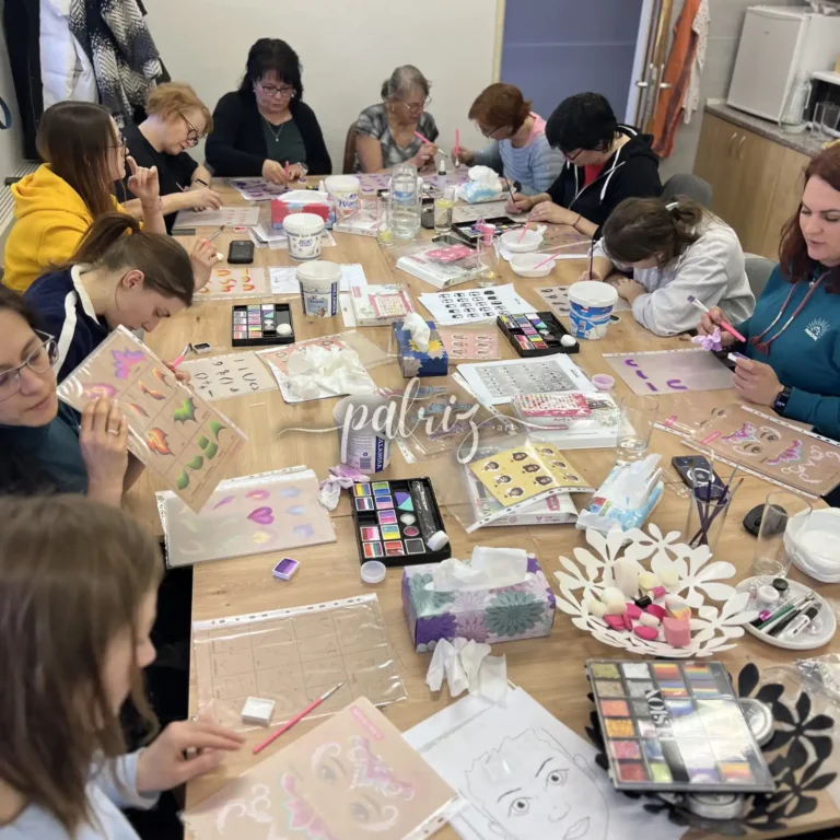 Ukázka z kurzu Malování na obličej pro skupinu účastníků. Workshop Facepainting pod vedením Patriz.