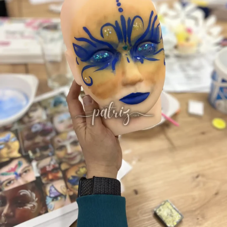 Ukázka z kurzu Malování na obličej pro skupinu účastníků. Workshop Facepainting pod vedením Patriz.