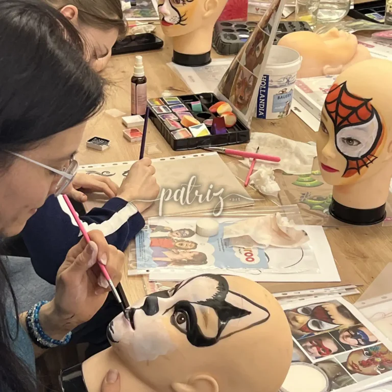 Ukázka z kurzu Malování na obličej pro skupinu účastníků. Workshop Facepainting pod vedením Patriz.