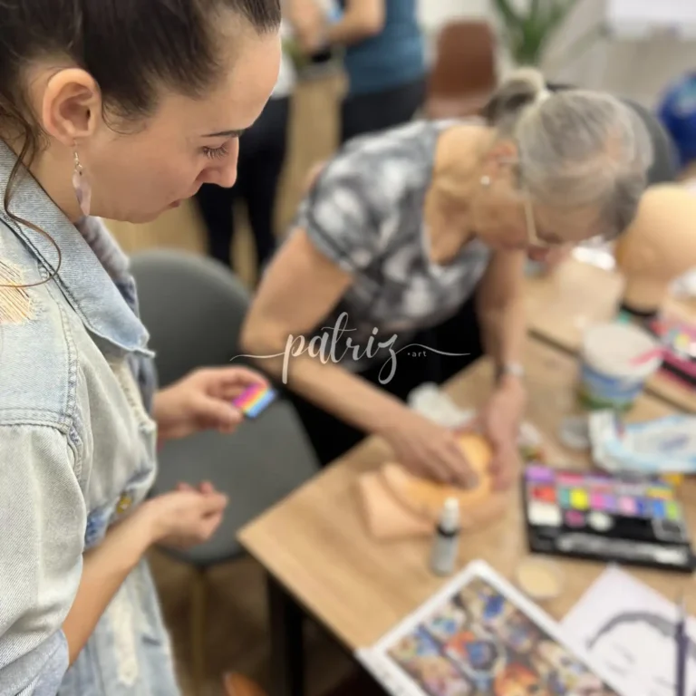 Ukázka z kurzu Malování na obličej pro skupinu účastníků. Workshop Facepainting pod vedením Patriz.