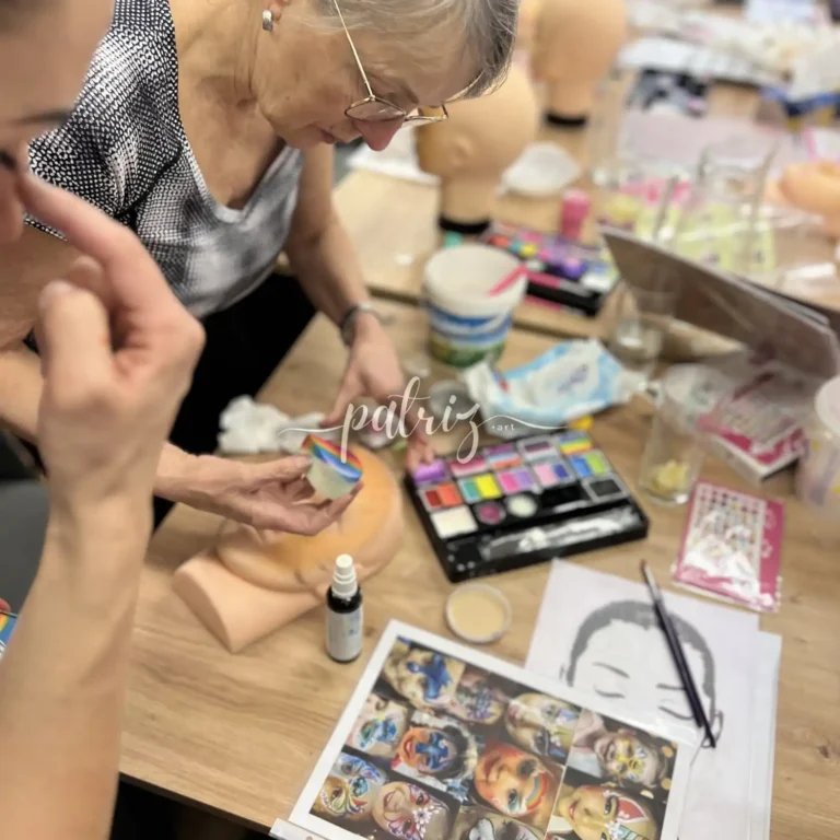 Ukázka z kurzu Malování na obličej pro skupinu účastníků. Workshop Facepainting pod vedením Patriz.