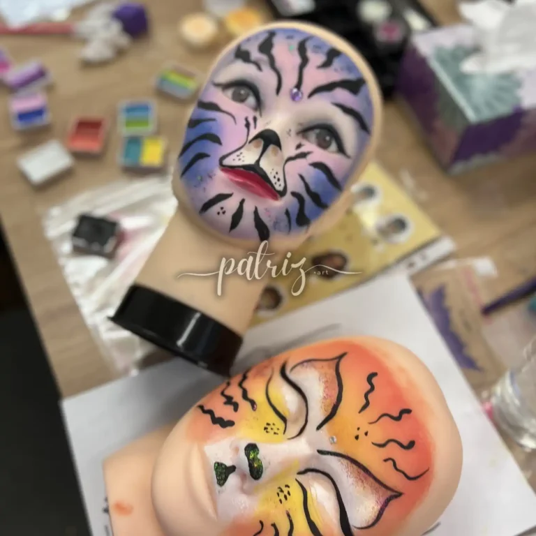 Ukázka z kurzu Malování na obličej pro skupinu účastníků. Workshop Facepainting pod vedením Patriz.