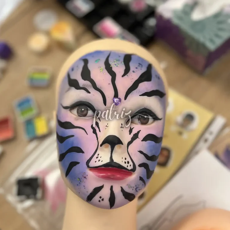 Ukázka z kurzu Malování na obličej pro skupinu účastníků. Workshop Facepainting pod vedením Patriz.
