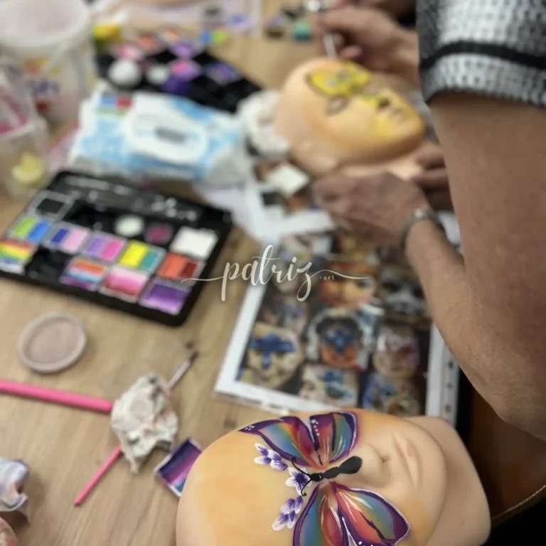 Ukázka z kurzu Malování na obličej pro skupinu účastníků. Workshop Facepainting pod vedením Patriz.