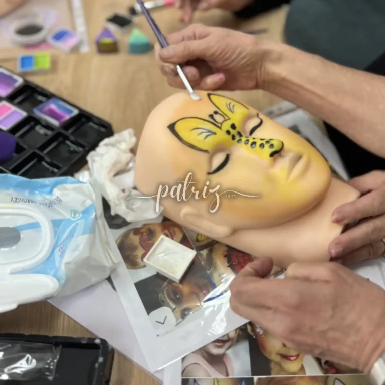 Ukázka z kurzu Malování na obličej pro skupinu účastníků. Workshop Facepainting pod vedením Patriz.