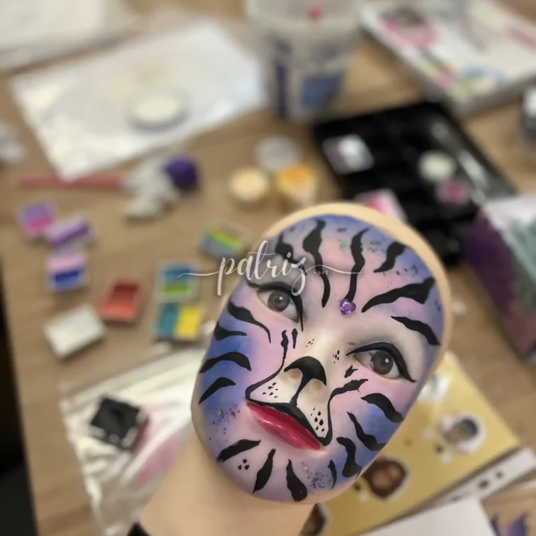 Ukázka z kurzu Malování na obličej pro skupinu účastníků. Workshop Facepainting pod vedením Patriz.