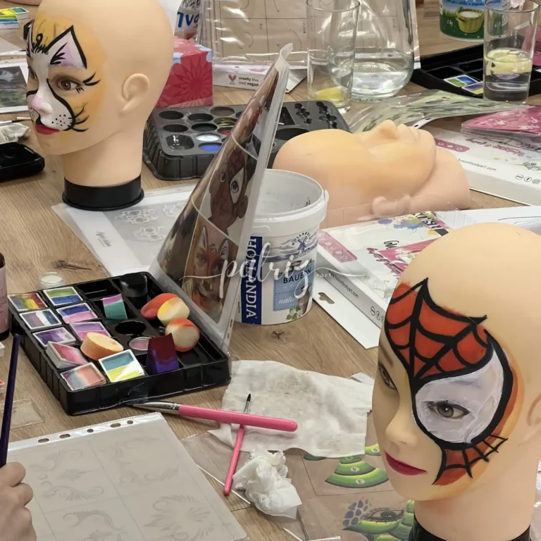 Ukázka z kurzu Malování na obličej pro skupinu účastníků. Workshop Facepainting pod vedením Patriz.
