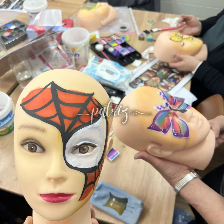 Ukázka z kurzu Malování na obličej pro skupinu účastníků. Workshop Facepainting pod vedením Patriz.