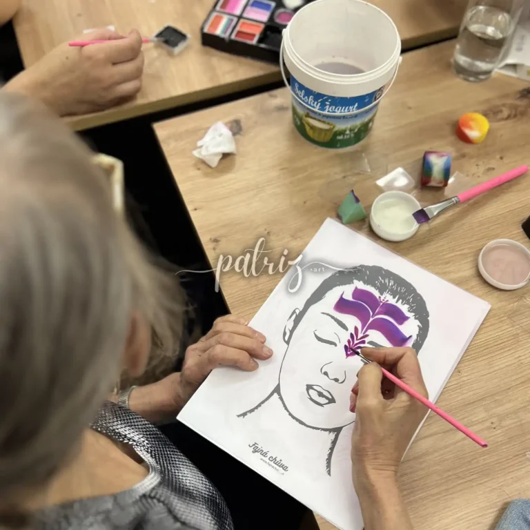 Ukázka z kurzu Malování na obličej pro skupinu účastníků. Workshop Facepainting pod vedením Patriz.