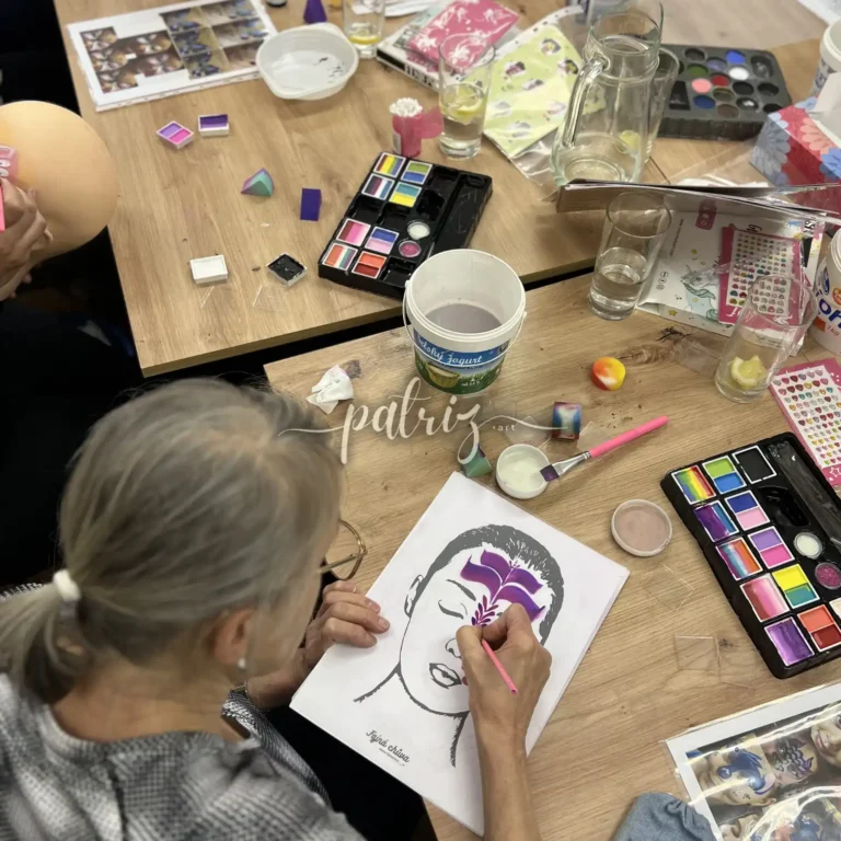 Ukázka z kurzu Malování na obličej pro skupinu účastníků. Workshop Facepainting pod vedením Patriz.
